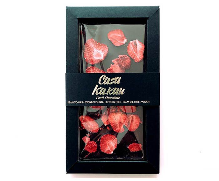 Черен занаятчийски шоколад с български ягоди в луксозна картонена опаковка Casa Kakau 70 г