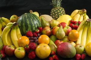 Плодова диета - банани, ябълки, ягоди, бяло грозде
